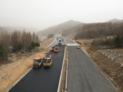 桓集高速02工區(qū)瀝青路面開始鋪設