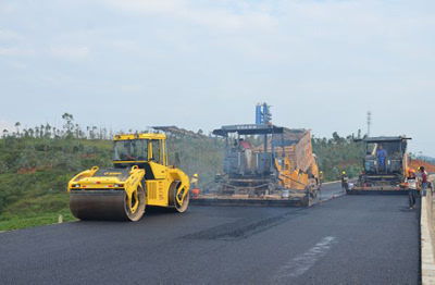 平文高速公路瀝青路面試驗段順利通過驗收，中鐵二十三局三公司穩步推進路橋附屬工程